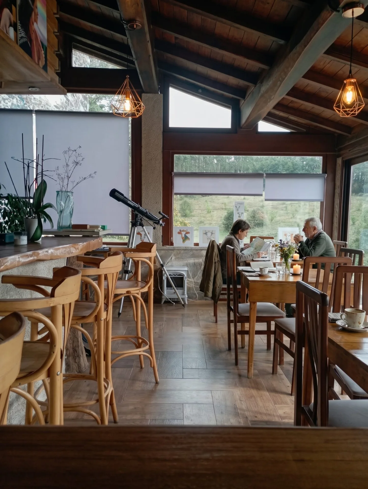 Comedor acristalado de As Casiñas con huéspedes